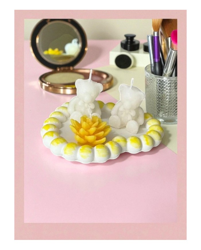 Kalp Beton Takı Tabağı Üstünde 2 Adet Ayıcık ve 1 Adet Çiçek Mum