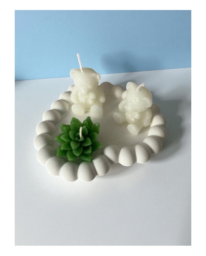 Kalp Beton Takı Tabağı Üstünde 2 Adet Ayıcık ve 1 Adet Çiçek Mum