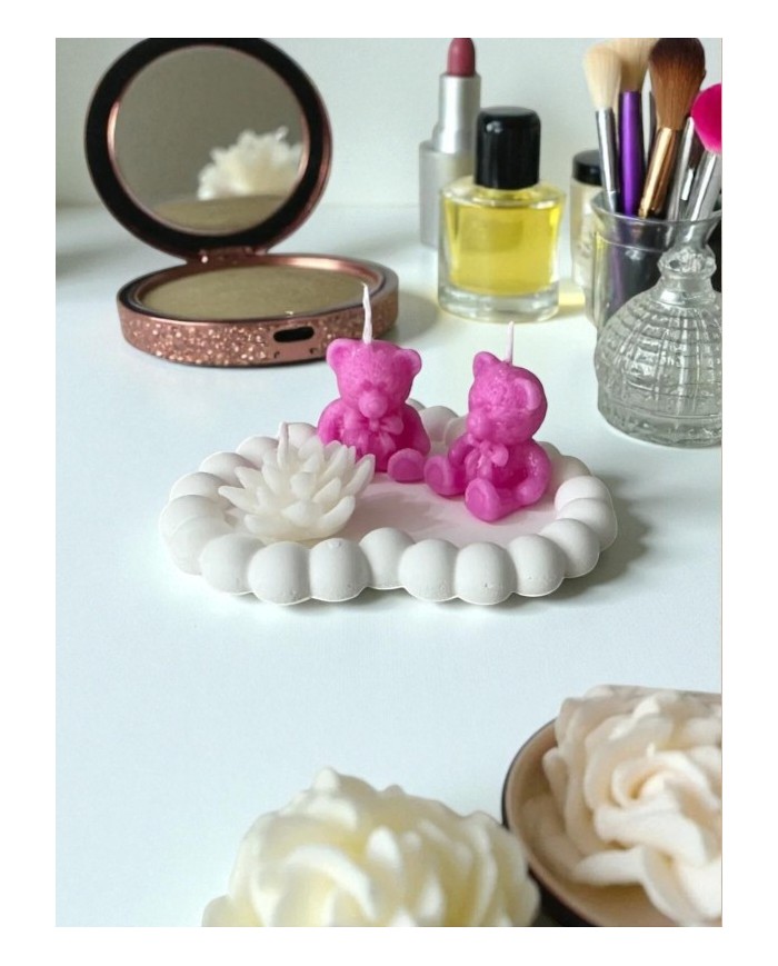 Kalp Beton Takı Tabağı Üstünde 2 Adet Ayıcık ve 1 Adet Çiçek Mum